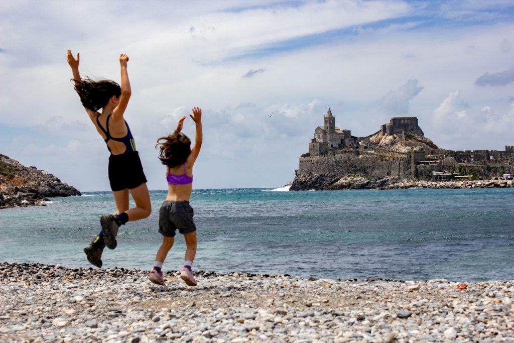 bambini felici in spiaggia sullo sfondo di Portovenere