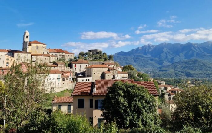 Visite guidate a Mulazzo, borgo medievale della Lunigiana dove i Malaspina ospitarono il poeta Dante Alighieri nel 1306.